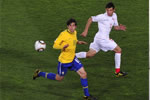 Dois jogadores de futebol em campo